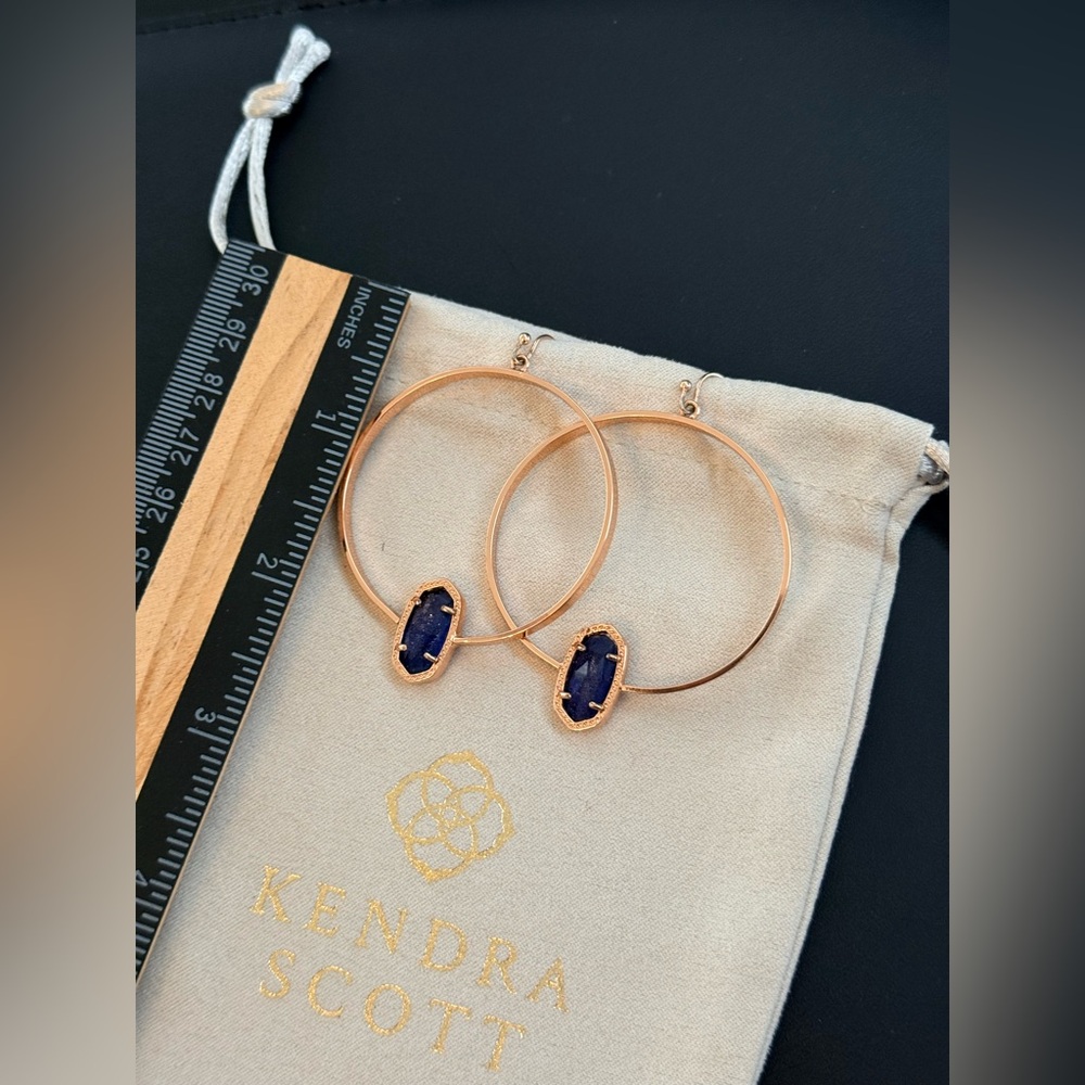Kendra Scott Elora earrings in rose gold and navy blue dusted glass - Picture 5 of 9